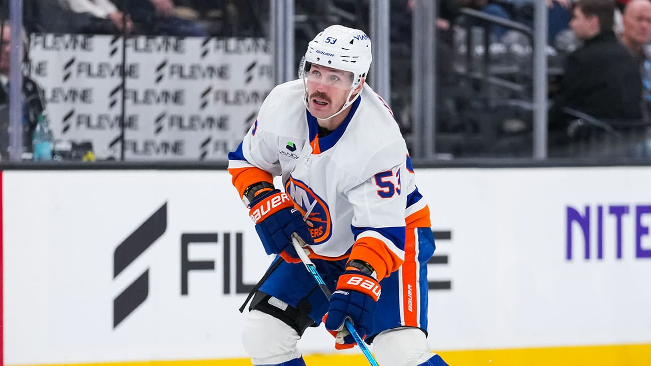 Casey Cizikas action shot