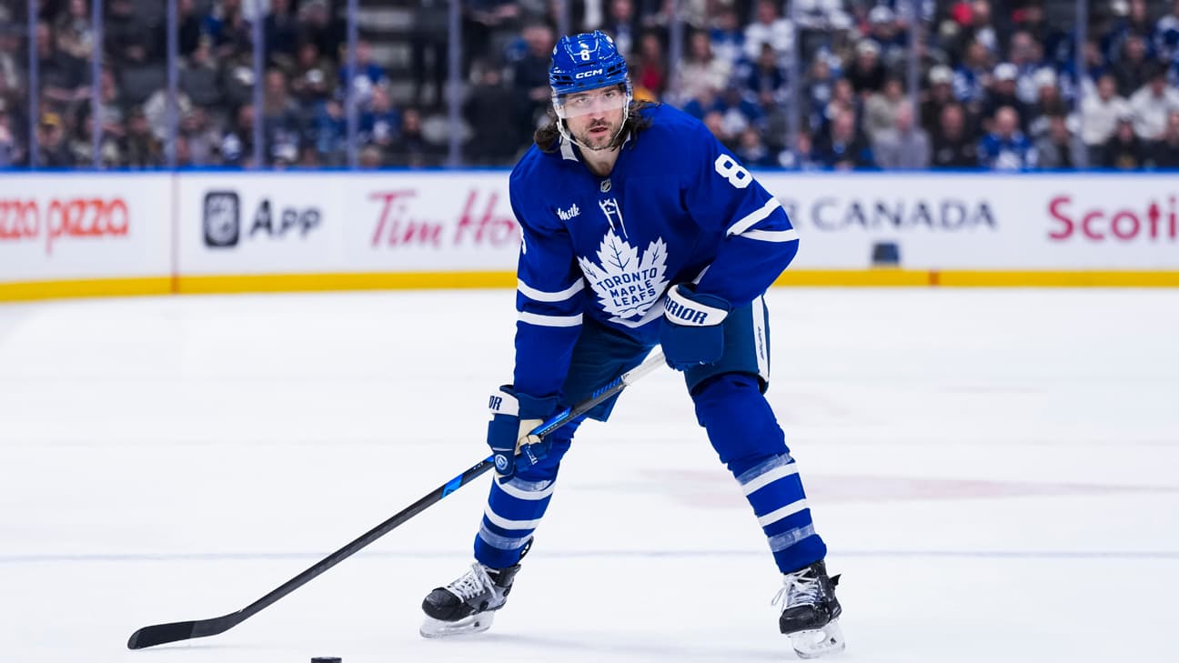 Chris Tanev action shot