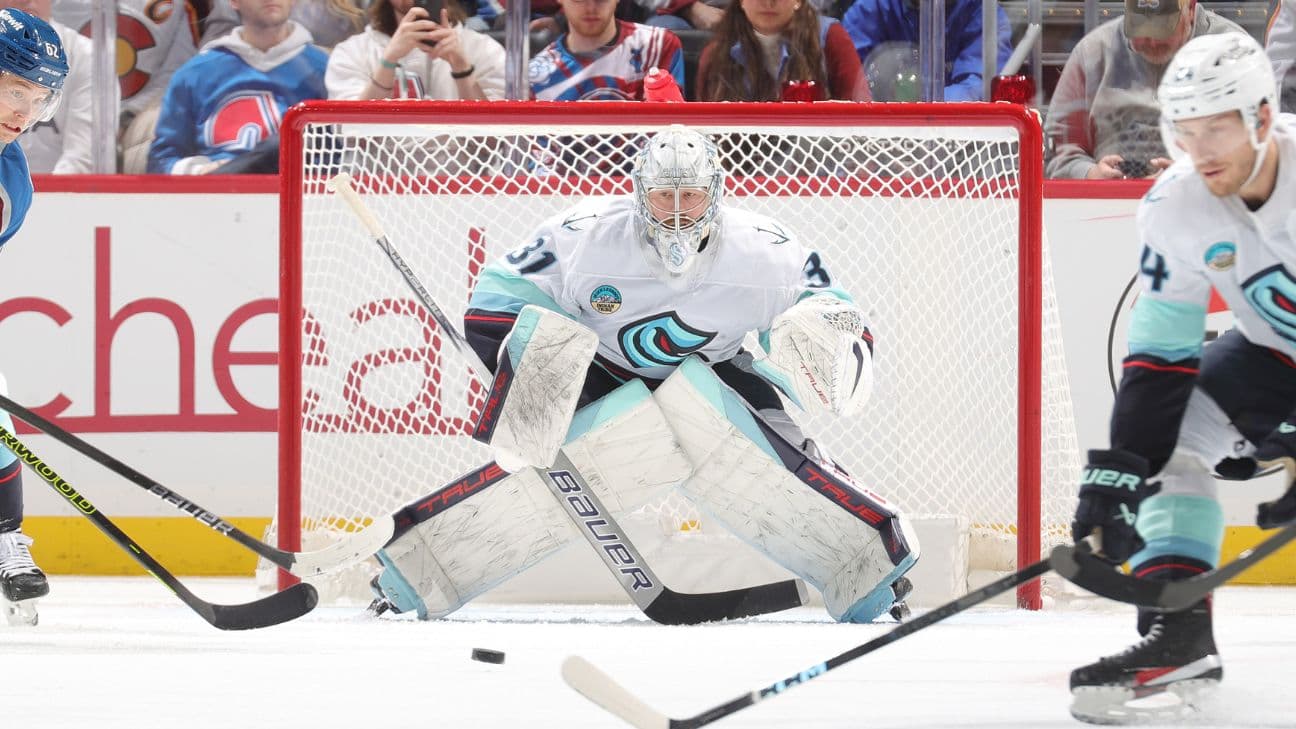 Philipp Grubauer action shot