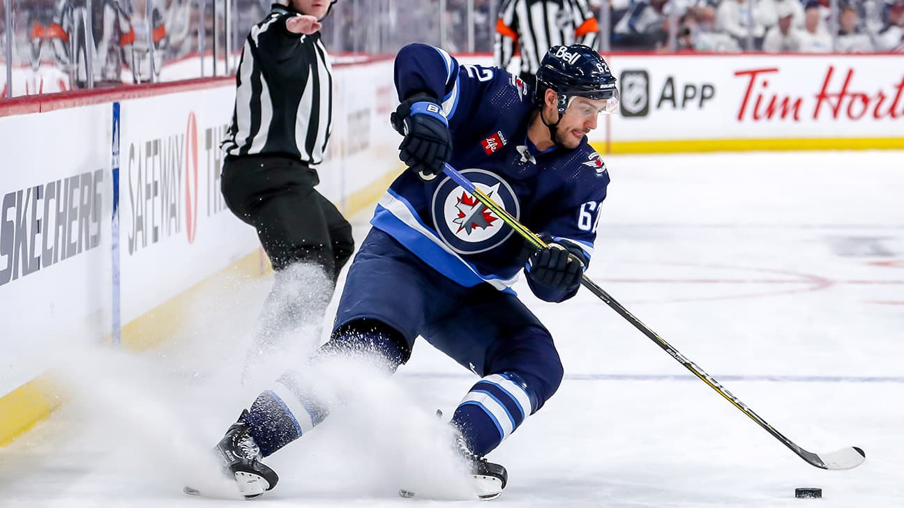 Nino Niederreiter action shot