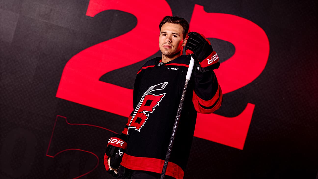 Logan Stankoven action shot